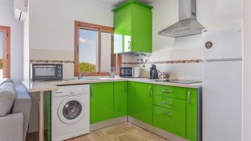 Een koelkast, een microgolfoven, een oven, een kookplaat