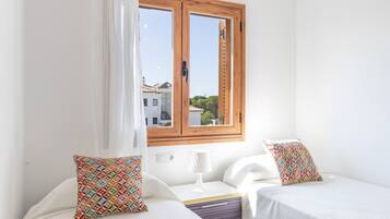 2 habitaciones, tabla de planchar con plancha y ropa de cama