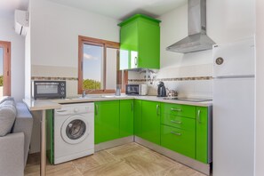 Fridge, microwave, oven, stovetop - Apartment 'Dorada Sun' with Shared Pool, Private Terrace and Air Conditioning (Chiclana de la Frontera)