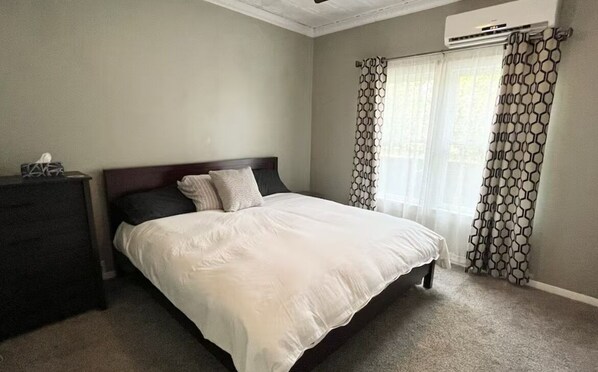 4 bedrooms, iron/ironing board, WiFi, bed sheets