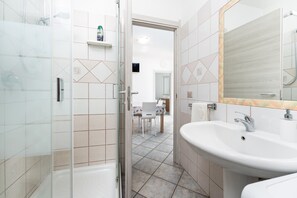 Douche, sèche-cheveux, serviettes fournies