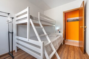 2 dormitorios, tabla de planchar con plancha, wifi gratis y ropa de cama