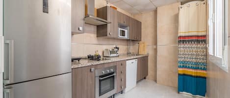 Køleskab, mikrobølgeovn, ovn, kogeplade