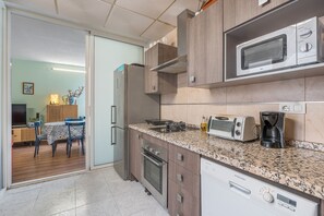 Fridge, microwave, oven, stovetop - Apartment 'Granada David' with Shared Terrace, Wi-Fi and Air Conditioning (Granada)