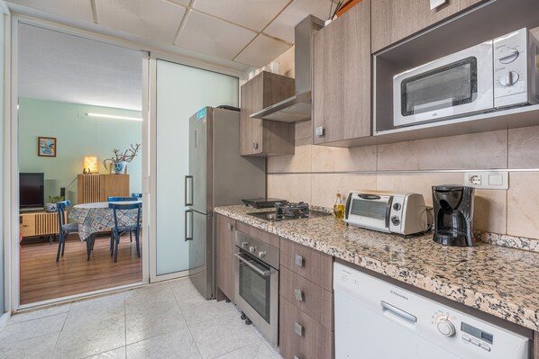 Fridge, microwave, oven, stovetop