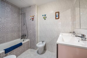 A bathroom with a bathtub, bidet, and sink. - Apartment 'Granada David' with Shared Terrace, Wi-Fi and Air Conditioning (Granada)