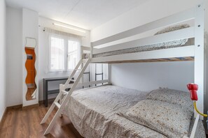 A bunk bed room with a ladder, a desk, and a window. - Apartment 'Granada David' with Shared Terrace, Wi-Fi and Air Conditioning (Granada)