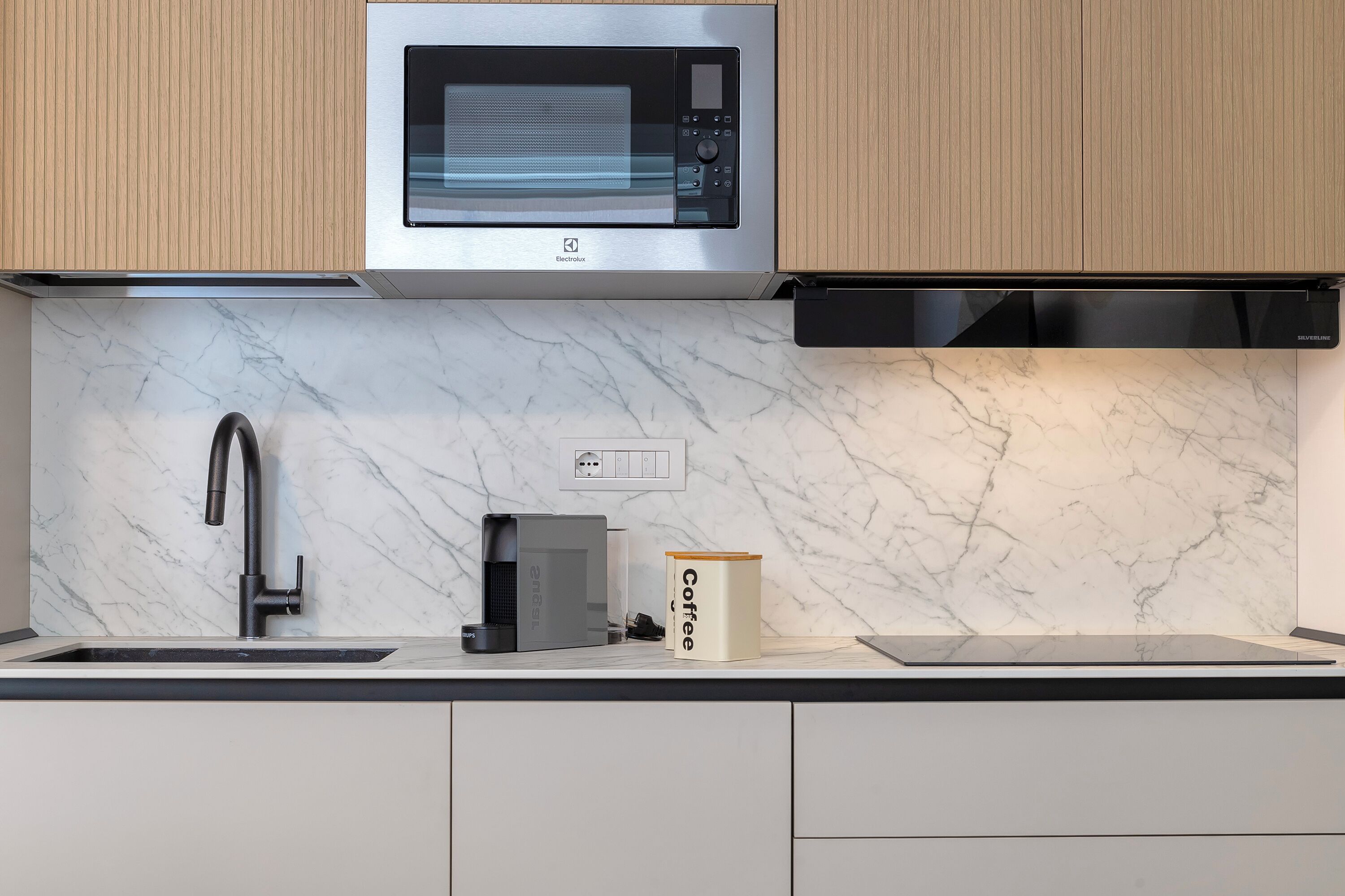 Kühlschrank, Mikrowelle, Herdplatte, Geschirrspüler