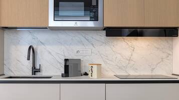 Frigorifero, microonde, piano cottura, lavastoviglie