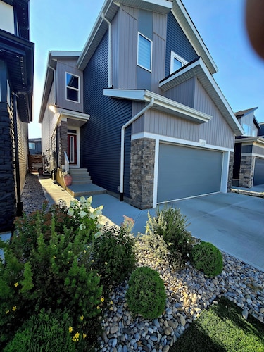🏡 Spacious Basement Suite: 2 queen beds, Kitchen, Livingroom, Dining, Laundry
