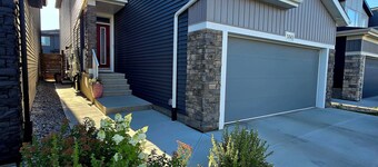 🏡 Spacious Basement Suite: 2 queen beds, Kitchen, Livingroom, Dining, Laundry