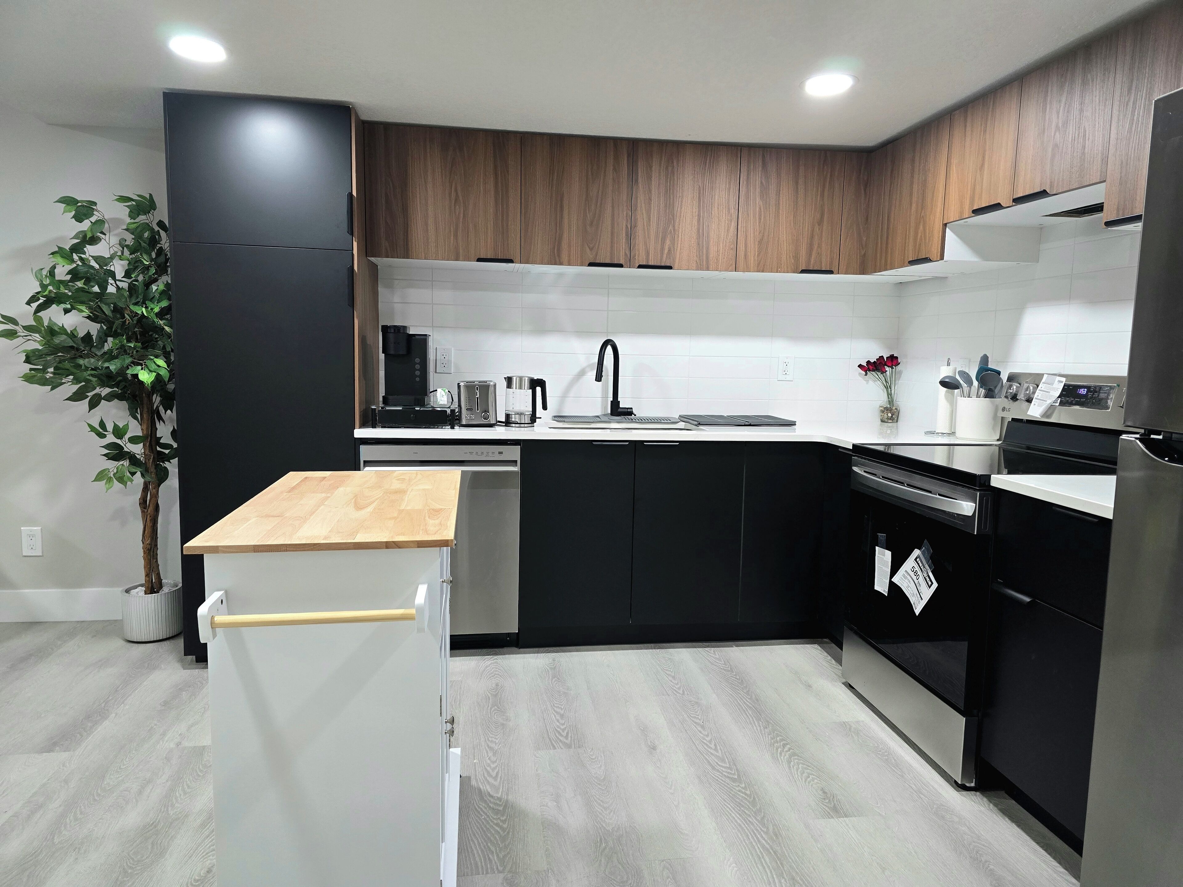 Coffee/tea maker, fridge, microwave, oven