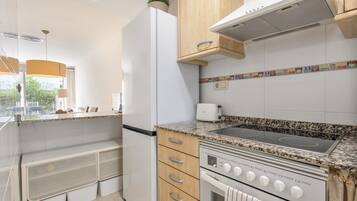 Coffee/tea maker, fridge, microwave, oven