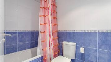 Een douche, handdoeken