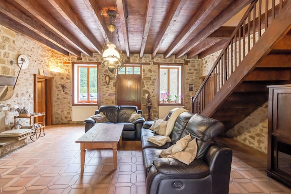 TV, fireplace