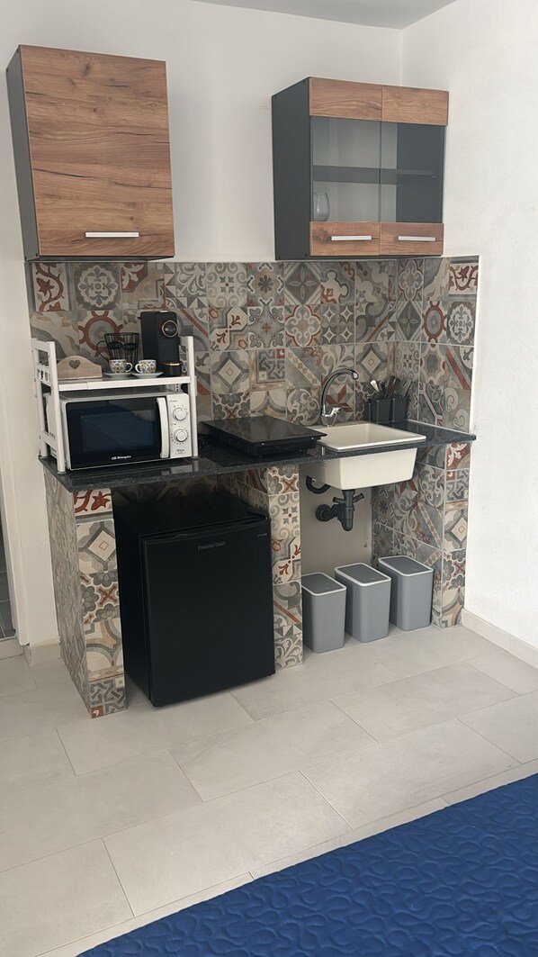 Een microgolfoven, een oven, een kookplaat