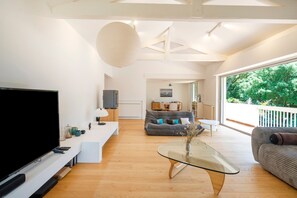 TV - Villa Estrella between lake and ocean with private pool, private terrace, and Wi-Fi (Soorts-Hossegor)