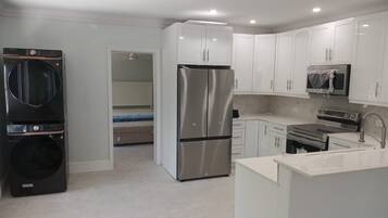 ثلاجة، ميكروويف، فرن، موقد طهي مسطح