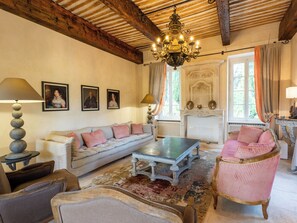 Televisio, takka, DVD-soitin, kirjoja