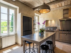 Een koelkast, een magnetron, een oven, een kookplaat