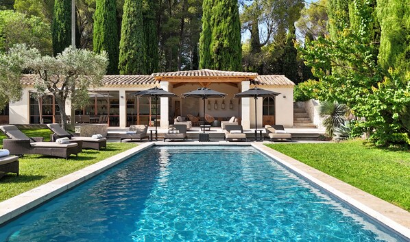 Een verwarmd zwembad