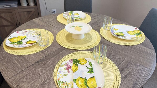 Dining - 2-bedroom townhome in charming Smyrna with AC, WIFI , 4 min to Braves (Smyrna)