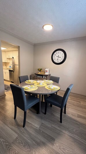 Dining - 2-bedroom townhome in charming Smyrna with AC, WIFI , 4 min to Braves (Smyrna)