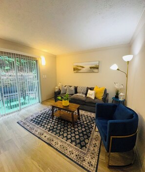 Living area - 2-bedroom townhome in charming Smyrna with AC, WIFI , 4 min to Braves (Smyrna)