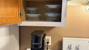 Cafetière/bouilloire, réfrigérateur, micro-ondes, four