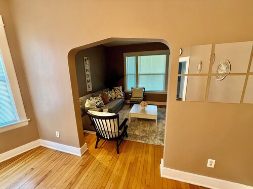 Warm & Inviting Fresh 2BR With All Essentials Central St.Paul Stay