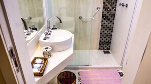 Comfort Apartment, 2 Bedrooms | Bathroom | Towels, soap, shampoo, toilet paper