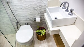 Comfort apartman, 2 hálószobával | Fürdőszoba | Törölközők, szappan, sampon és toalettpapír