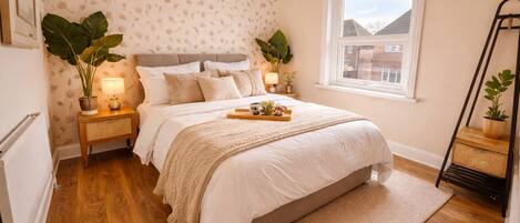 4 bedrooms, iron/ironing board, WiFi, bed sheets