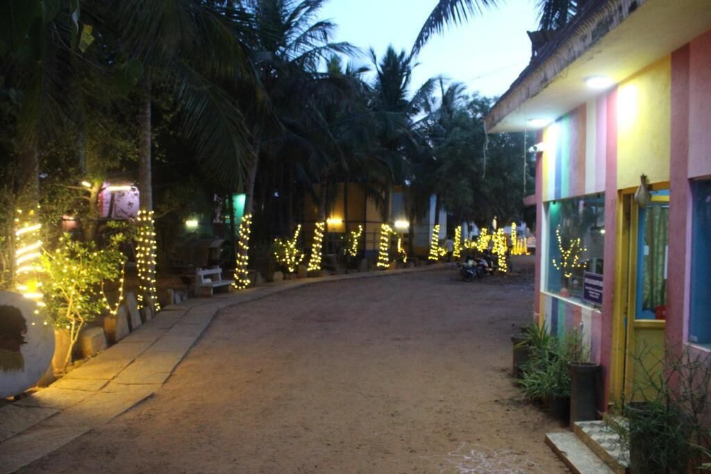 Una calle con un edificio a la derecha, decorado con luces.