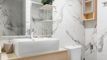 Een douche, een haardroger, handdoeken