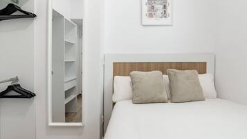 1 slaapkamer, een strijkplank/strijkijzer, internet, beddengoed