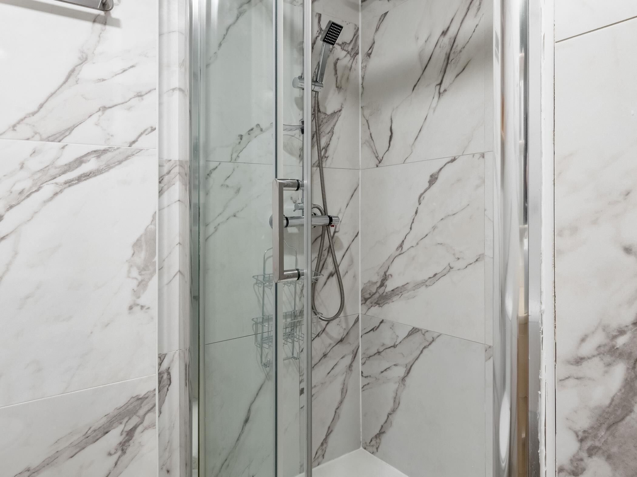 Een douche, een haardroger, handdoeken, zeep
