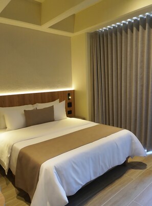 办公桌、笔记本电脑工作区、免费 WiFi