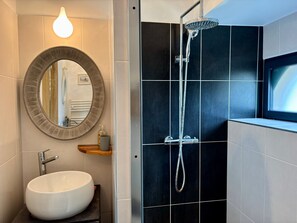 Dusche, Haartrockner, Handtücher