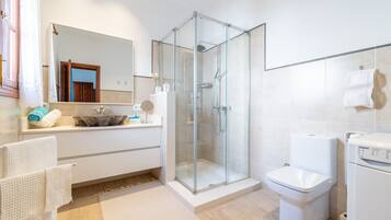 Shower, free toiletries, hair dryer, towels