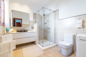 Shower, free toiletries, hair dryer, towels - Holiday Home 'Son Amanada' with courtyard and Wi-Fi (Santa Margalida)