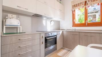 Fridge, microwave, oven, stovetop