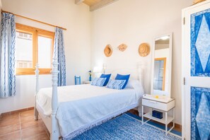 3 bedrooms, iron/ironing board, free WiFi, bed sheets