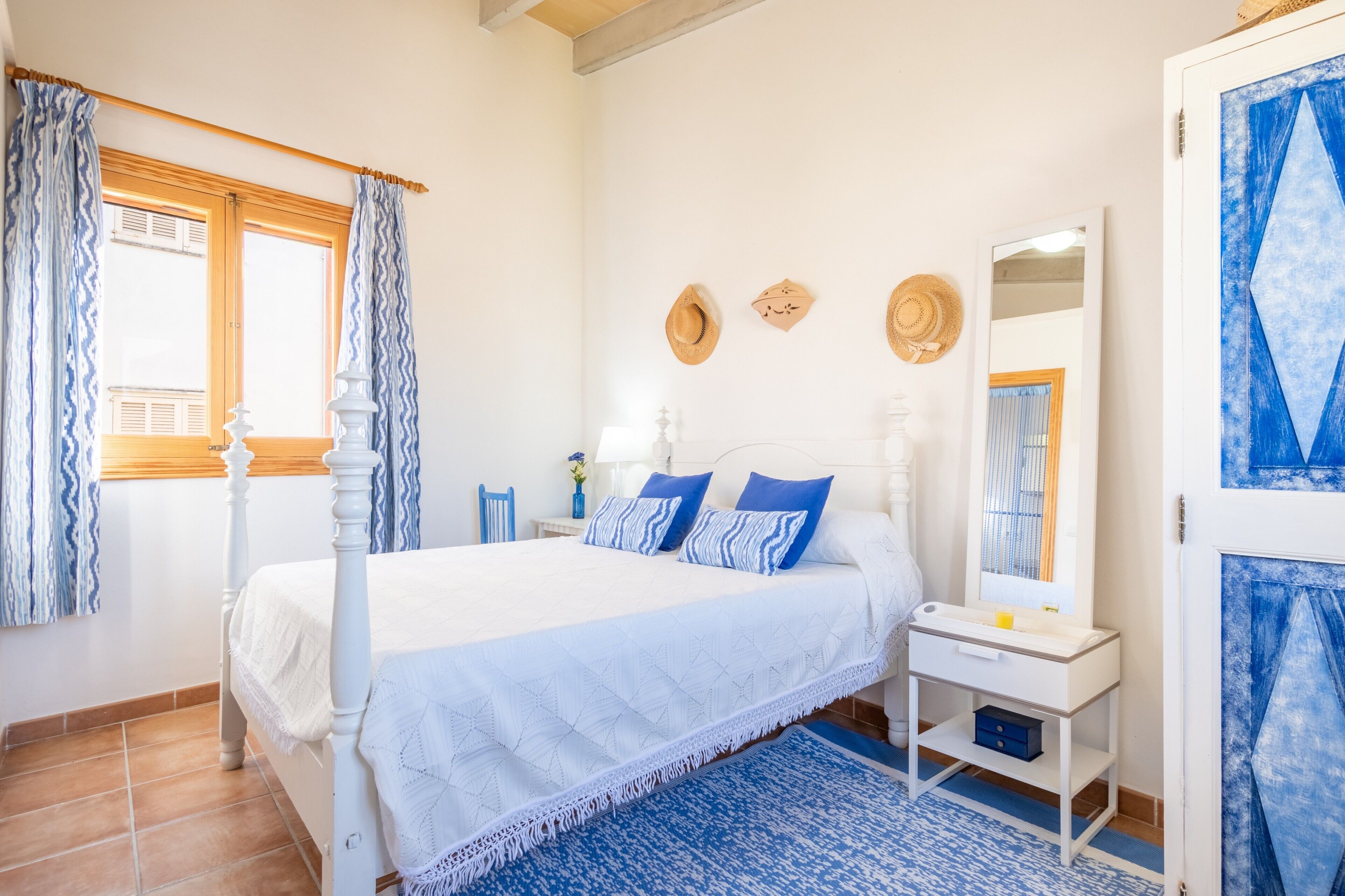 3 bedrooms, desk, iron/ironing board, free WiFi