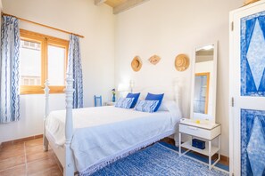 3 bedrooms, desk, iron/ironing board, free WiFi
