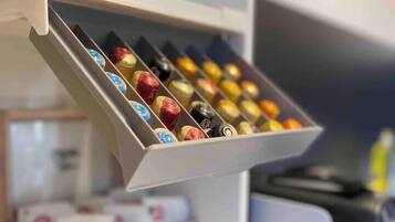Un tiroir rempli d’un assortiment de chocolats.