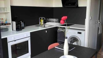 Fridge, microwave, oven, coffee/tea maker