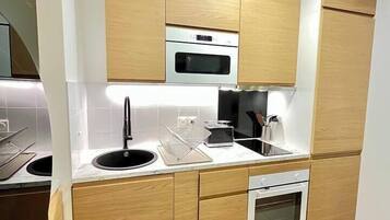 Réfrigérateur, micro-ondes, four, cafetiÚre/bouilloire