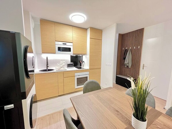 Fridge, microwave, oven, coffee/tea maker