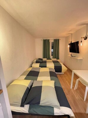 WiFi, bed sheets
